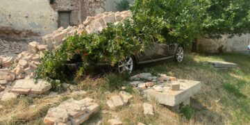 Perete prăbușit peste o mașină, pe strada Săvenilor din Botoșani! Clădirea reprezintă în continuare un pericol