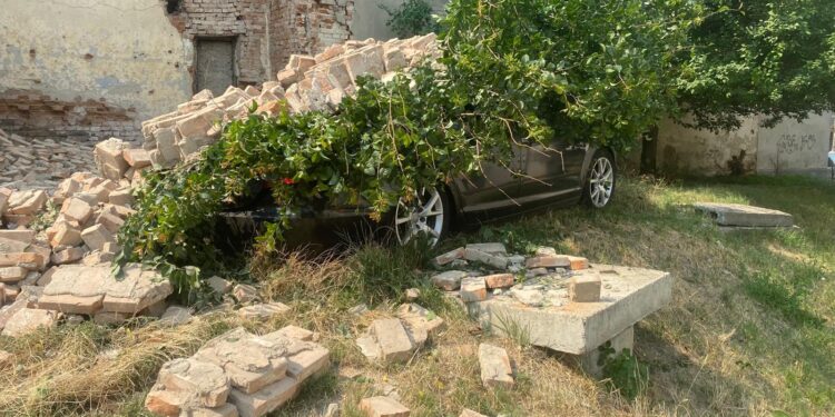 Perete prăbușit peste o mașină, pe strada Săvenilor din Botoșani! Clădirea reprezintă în continuare un pericol