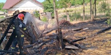 Patru incendii de vegetație în ultimele ore, în Botoșani! Flăcările au ajuns periculos de aproape de case și culturi