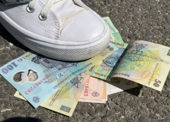 A găsit 1.000 de lei în parcarea unui supermarket și i-a dus la Poliție. Banii își caută acum proprietarul