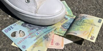 A găsit 1.000 de lei în parcarea unui supermarket și i-a dus la Poliție. Banii își caută acum proprietarul