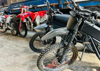 Două motociclete, confiscate de polițiști la Tudora. Șoferii nu aveau nici permis, nici numere de înmatriculare