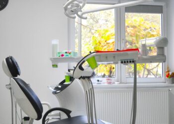 Percheziții la un cabinet stomatologic din Botoșani! Peste 1.000 de servicii medicale ar fi fost inventate