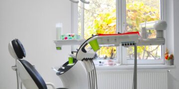 Percheziții la un cabinet stomatologic din Botoșani! Peste 1.000 de servicii medicale ar fi fost inventate
