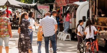 BOTOȘANIUL SE APRINDE! Street FOOD Festival aduce concerte, 21 de food truck-uri și un show de drone