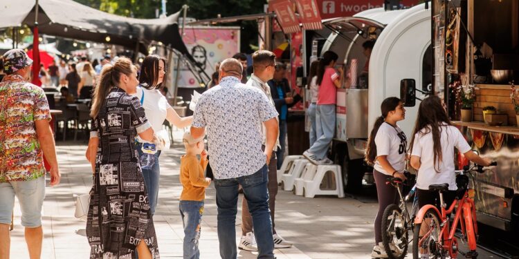 BOTOȘANIUL SE APRINDE! Street FOOD Festival aduce concerte, 21 de food truck-uri și un show de drone