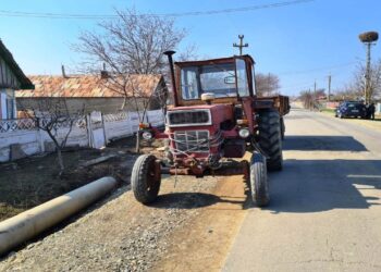 Doi șoferi, prinși la volan fără drept de a conduce! Unul mergea cu tractorul și remorca fără numere