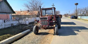 Doi șoferi, prinși la volan fără drept de a conduce! Unul mergea cu tractorul și remorca fără numere