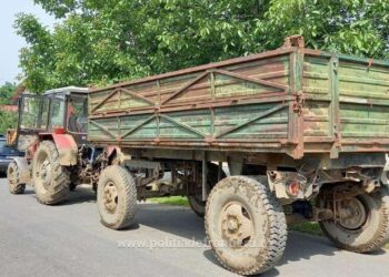 Prins la volanul tractorului fără permis și cu identitate falsă. Remorca era neînmatriculată