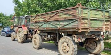 Prins la volanul tractorului fără permis și cu identitate falsă. Remorca era neînmatriculată