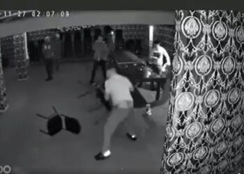 Doi tineri au fost reținuți după ce ar fi bătut un bărbat de 39 de ani