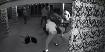 Doi tineri au fost reținuți după ce ar fi bătut un bărbat de 39 de ani
