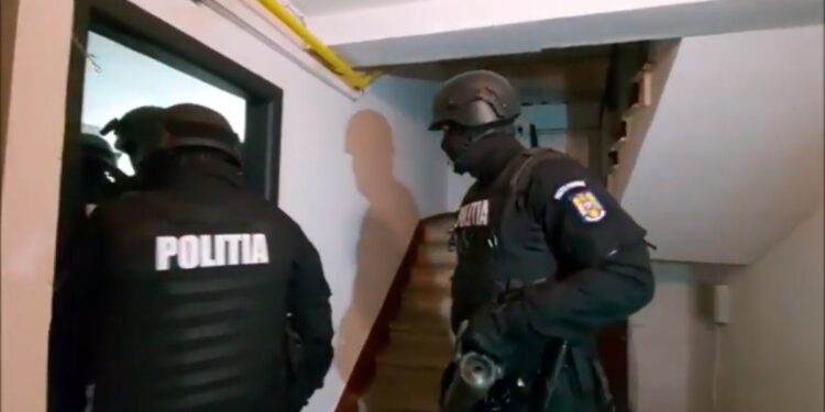 Șase percheziții la Botoșani într-un dosar de proxenetism. Trei persoane, duse la Poliție
