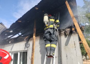 Incendiu puternic la o casă din Albești. Flăcările au cuprins acoperișul