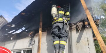 Incendiu puternic la o casă din Albești. Flăcările au cuprins acoperișul
