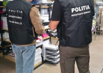 Haine de firmă, dar posibil contrafăcute! Polițiștii au descins la Săveni și au confiscat sute de articole vestimentare