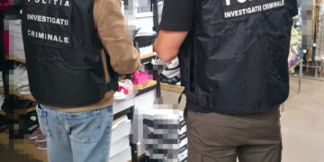 Haine de firmă, dar posibil contrafăcute! Polițiștii au descins la Săveni și au confiscat sute de articole vestimentare