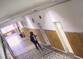 ATAC PREMEDITAT ÎNTR-O ȘCOALĂ DIN BISTRIȚA: Un elev de 13 ani, acoperit de cagulă, a atacat cu cuțitul o profesoară și un coleg