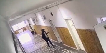 ATAC PREMEDITAT ÎNTR-O ȘCOALĂ DIN BISTRIȚA: Un elev de 13 ani, acoperit de cagulă, a atacat cu cuțitul o profesoară și un coleg