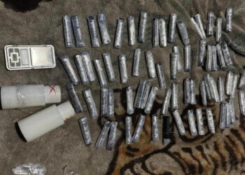 Drog de mare risc vândut în capsule de vape, la Botoșani. Suspectul a fost reținut și poate ajunge în arest