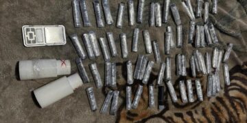 Drog de mare risc vândut în capsule de vape, la Botoșani. Suspectul a fost reținut și poate ajunge în arest