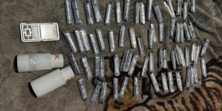 Drog de mare risc vândut în capsule de vape, la Botoșani. Suspectul a fost reținut și poate ajunge în arest