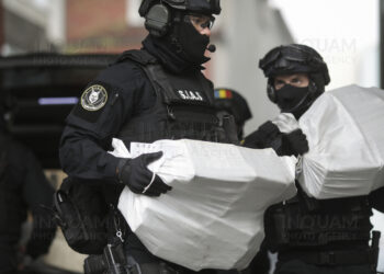 Ștampile false și acte suspecte! Șase percheziții în Botoșani, iar polițiștii au găsit și un pistol cu muniție