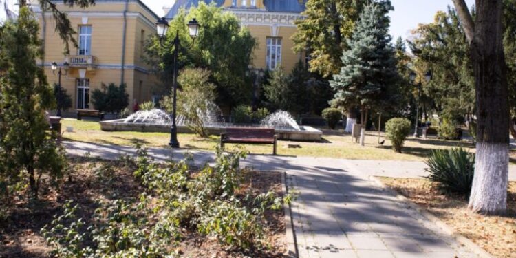 Parcul de lângă Primărie devine o oază de relaxare de două milioane și jumătate de lei!